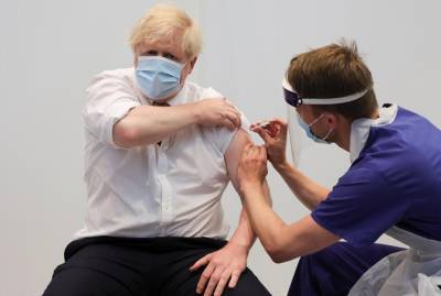 Британский премьер прошел полную вакцинацию от коронавируса