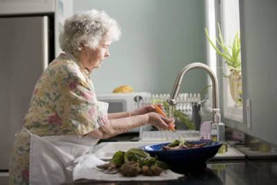 Врач объяснила, почему у пожилых людей пропадает аппетит