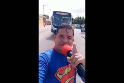 Переодетого в костюм супермена комика сбил автобус