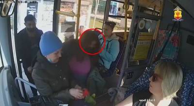 Задержали женщину, которая толкала людей в транспорте и вытаскивала их кошельки в Чебоксарах