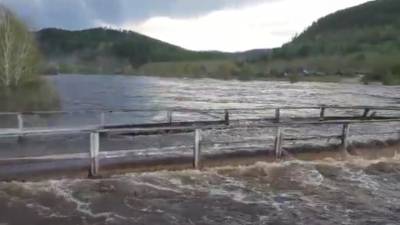 Очевидец снял на видео смытый паводком мост в Забайкалье