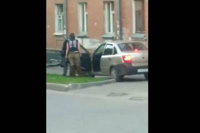 В Рязани засняли на видео нападение пьяной компании на прохожих