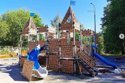 В липицком парке под Серпуховом устанавливают детский городок