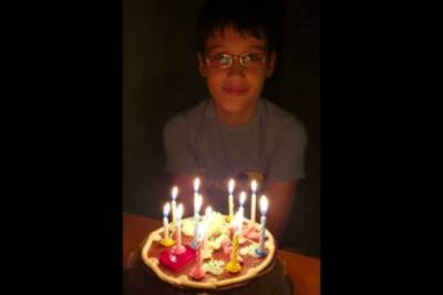 С 12 свечами на торте: мама погибшего на водопаде школьника показала его последнее фото