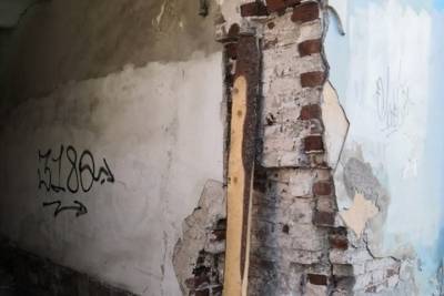 В администрации Твери прокомментировали ход ремонта исторического здания, стену которого подперли доской