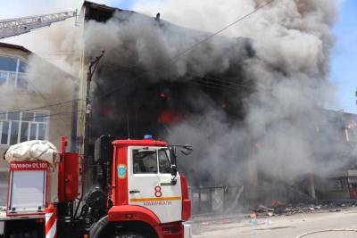 В Центре Махачкалы горит частное здание