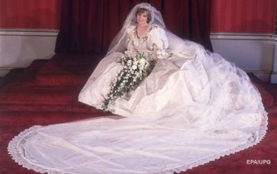 Публике показали свадебное платье принцессы Дианы