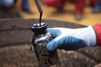 Нефть дешевеет на фоне опасений относительно спроса из-за коронавируса