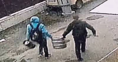 Двое мужчин украли кеги с алкоголем из ресторана в центре Москвы