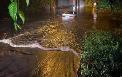 В Мариуполе из-за наводнения тонут авто