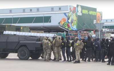 Захват "Столичного": "правосеки" Молчановой штурмовали рынок ночью, он не работает. Все детали, фото и видео - СМИ