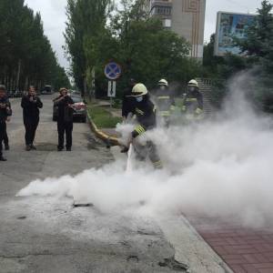 Запорожские журналисты потушили «пожар» возле управления ГСЧС. Фото