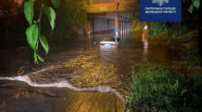 Наводнение в Мариуполе: после ночного ливня затопило улицы и автомобили