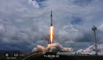SpaceX отправил новые солнечные батареи на МКС и посадил ракету в море