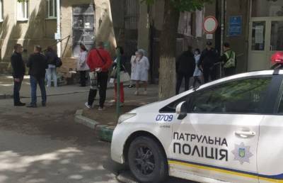 Пациентов и врачей вывели на улицу: началась срочная эвакуация в больнице Харькова, фото