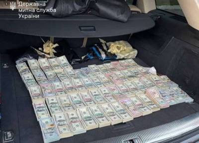 Сотрудники ГБР поймали волынского таможенника с 700 тысячам долларов наличными в салоне авто (ФОТО)