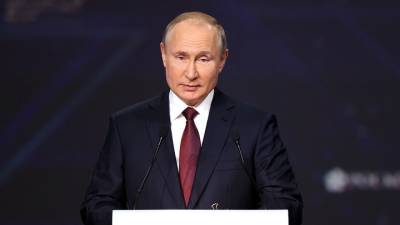 Путин поручил организовать условия для платной вакцинации иностранцев в России