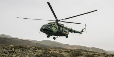В Киргизии неудачно приземлился вертолет на границе с Таджикистаном: четыре человека пострадали