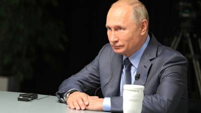 Путин призвал бизнес работать "в белую" и "через кассу"