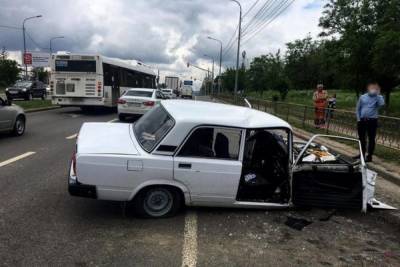 В Волгограде ВАЗ врезался в столб: водитель погиб
