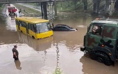 В Мариуполе потоп: затоплены дома и улицы