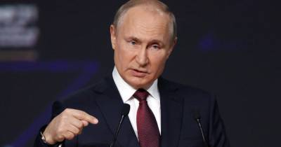 Путин поручил проработать вопрос платной вакцинации иностранцев
