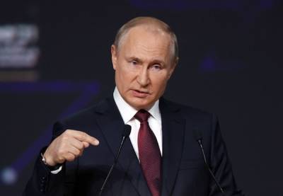 Владимир Путин поручил проработать вопрос о платной вакцинации иностранцев в России