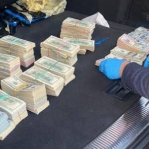 В Волынской области у начальника таможенного поста нашли 700 тыс. долларов. Фото. Видео