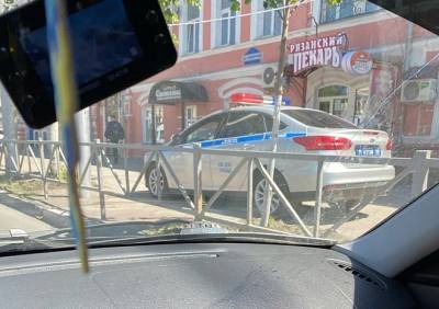 В центре Рязани автомобиль ГИБДД припарковался на тротуаре, в полиции прокомментировали ситуацию