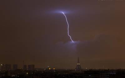 В Эйфелеву башню ударила молния: опубликовано фото