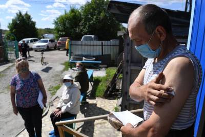 Мурашко призвал вакцинироваться от коронавируса летом