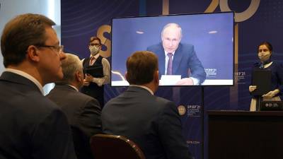 Путин участвует в пленарной сессии ПМЭФ. Трансляция