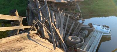 В Карелии самосвал разрушил деревенский мост и рухнул в воду (ФОТО)