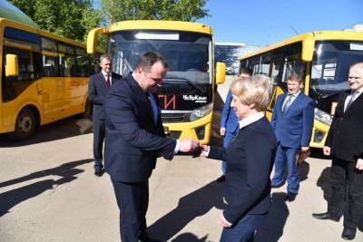 Спортивные школы Коми получили три новых автобуса