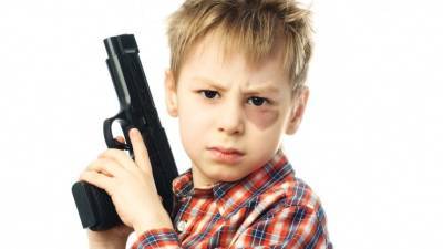 Трехлетний ребенок случайно выстрелил себе в голову из пистолета