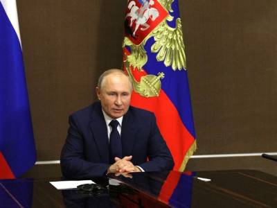 Путин предложил начать платно вакцинировать иностранцев в России