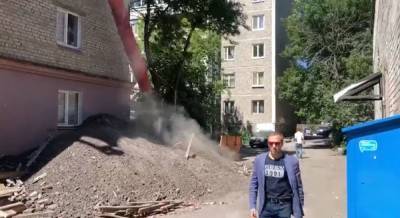 Жители Екатеринбурга жалуются на ремонт крыши дома, из-за которого «задыхается район»