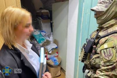 Торговала кокаином из вещдоков: появились фото полицейской, задержанной в Одессе