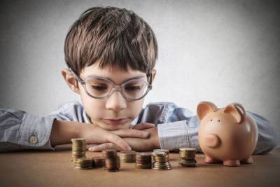Эксперт: Начинать учить детей финансовой грамотности нужно в школе, а не на бирже