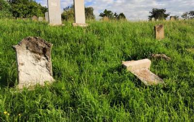 В Ужгороде вандалы разгромили еврейском кладбище
