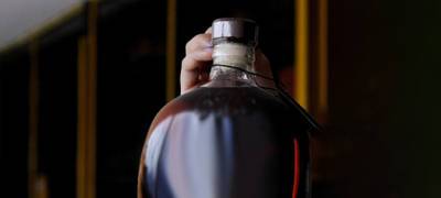 Житель Карелии за сутки употребил 15 литров краденого спирта