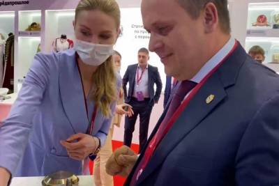 Губернатор Новгородской области отчеканил юбилейную монету на ПМЭФ