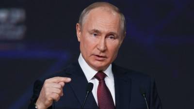 Кормить не будем: Путин на ПМЭФ ответил на претензии Зеленского про транзит газа