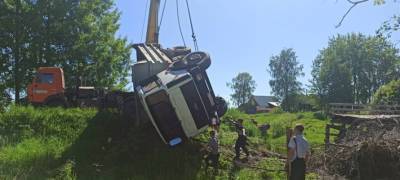 Спасатели вытащили самосвал, который упал в реку Тукса вместе с мостом (ФОТО)