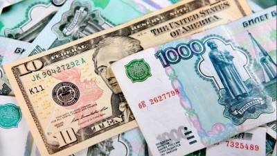 «Думаем аккуратненько»: Путин на ПМЭФ не исключил ухода от расчетов в долларах