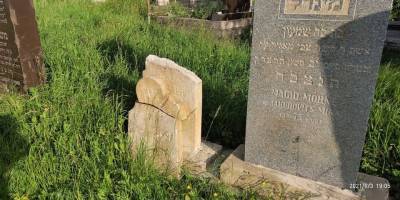 В Ужгороде разгромили надгробия на еврейском кладбище. Фото