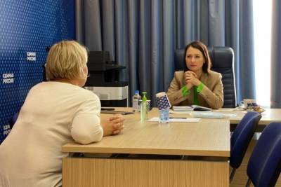 Лидер «Совета матерей» Буцкая приняла граждан в приемной «Единой России» в Текстильщиках