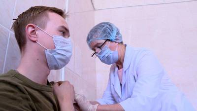 Платную вакцинацию получат иностранцы, работающие в России