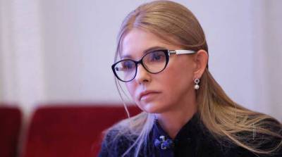 Устала от каблуков: Юлия Тимошенко разулась в зале Конституционного суда