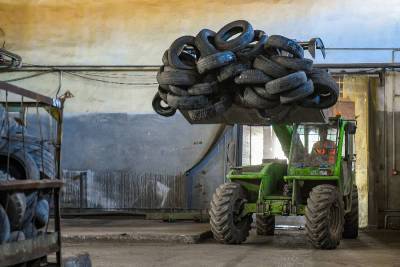 В Смоленской области старые шины перерабатывают в полезную крошку